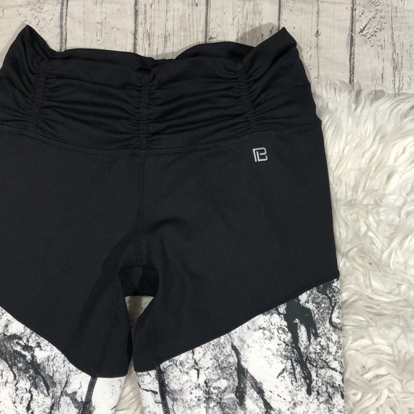 Body Language Revolve Scrunch Marble Crop Leggings - Picture 4 of 12